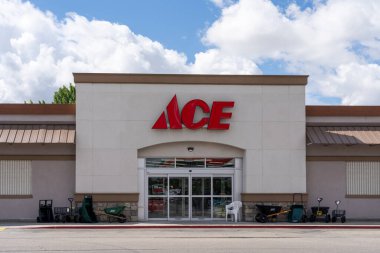 18 Haziran 2023 'te Boise, Idaho' da bir Ace Hırdavat dükkanı. Ace Hardware Corporation bir Amerikan donanım perakendecisi kooperatifi..