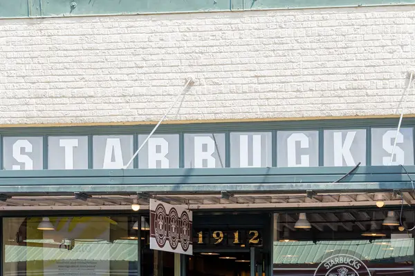 Pike Place Starbucks mağazası Seattle, Washington, ABD - 15 Haziran 2023. Orijinal Starbucks olarak da bilinen Pike Place Starbucks ilk Starbucks mağazasıdır..