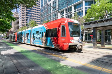 Salt Lake City, Utah, ABD 'de 24 Haziran 2023' te bir UTA tramvay treni. TRAX, Utah 'taki Salt Lake Vadisi' nde bulunan bir hafif demiryolu sistemidir..