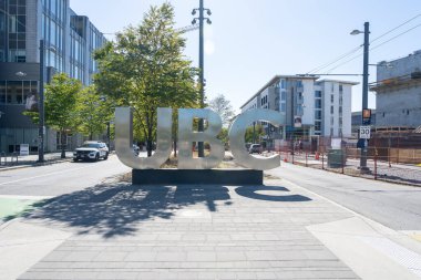 British Columbia Üniversitesi, Vancouver, BC, Kanada - 9 Temmuz 2023 kampüsünde UBC tabelaları. British Columbia Üniversitesi, Kanada 'nın Vancouver şehrinde bulunan bir devlet üniversitesidir..