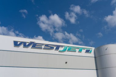 WestJet 'in Kanada, Calgary' deki Dünya Karargahı 'ndaki tabelasını kapatın. WestJet Airlines, Kanada merkezli bir havayolu şirketidir..