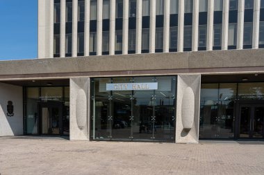 Regina, Saskatchewan, Kanada 'daki Regina Belediye Binası girişi, 17 Temmuz 2023.
