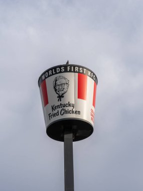 Dünya 'nın İlk KFC' si, Kentucky Fried Chicken, Salt Lake City, Utah, ABD 'de restoran kovası tabelası. 24 Haziran 2023. KFC bir Amerikan fast food restoran zinciri..