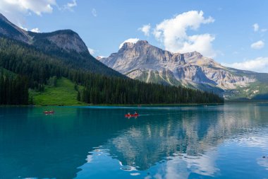 İnsanlar 5 Temmuz 2023 'te, Yoho Ulusal Parkı' ndaki Emerald Gölü 'nde, British Columbia, Kanada' da kano yapıyorlar. Emerald Lake, Başkan Mountain Range tarafından çevrelenmiş bir tatlı su gölüdür.