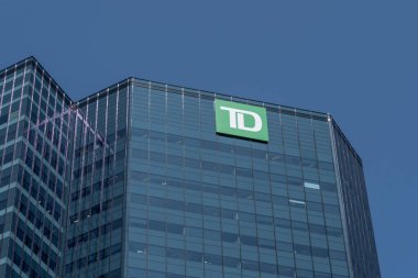 Winnipeg, Manitoba, Kanada 'daki Winnipeg Meydanı' ndaki binanın TD logosu, 20 Temmuz 2023. TD Canada Trust, Kanada 'daki TD Bank Group' un ticari bankacılık şirketidir..