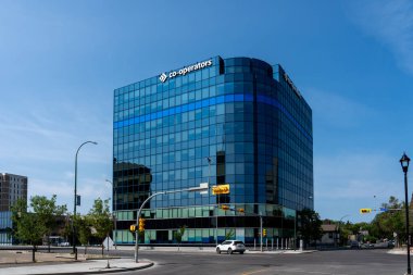 İşbirlikçilerin logosu ve imzası Regina, Saskatchewan, Kanada 'daki Kooperatifler Yeri' nde 17 Temmuz 2023. Kanada 'ya ait çok satırlı bir sigorta şirketi olan General Sigorta Şirketi.