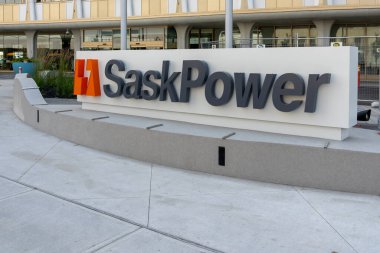 SaskPower logosu ve imzası Regina, Saskatchewan, Kanada 'daki SaskPower merkez binasının önünde 17 Temmuz 2023. SaskPower bir elektrik şirketidir. 