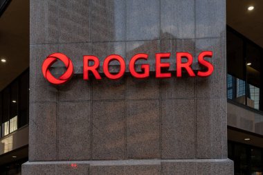 Rogers logosu 3 Temmuz 2023 'te Altius Centre, Calgary, Alberta, Kanada' daki şirket binasının logosunu imzaladı. Rogers Communications Inc., Kanadalı iletişim ve medya şirketi..
