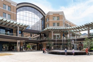 Lululimons Vancouver, Kanada 'nın başkenti Vancouver' da 7 Temmuz 2023 'te kurulmuş olan Kanadalı-Amerikan atletizm perakendecisi.. 