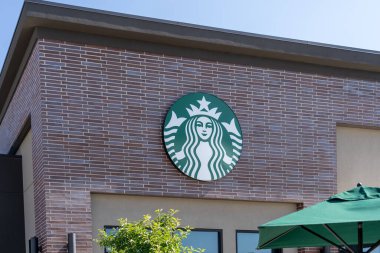 Toronto, Kanada... 25 Haziran 2018: binadaki Starbucks logosu. Starbucks Corporation bir Amerikan kahve şirketi ve kahve zinciri..