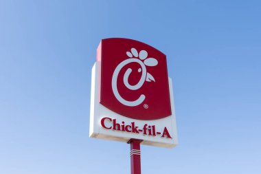 Salt Lake City, Utah, ABD 'de 23 Haziran 2023' te üzerinde mavi gökyüzü olan Chick-fil-A logosunu kapatın. Chick-fil-A, bir Amerikan fast food restoran zinciri..
