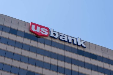 ABD 'nin Utah eyaletindeki Salt Lake City' deki ofis binasındaki ABD Bankası tabelasının kapatılması - 11 Mayıs 2023. ABD Bankası bir Amerikan bankasıdır..