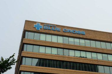 Calgary, Alberta, Kanada 'daki Alberta Blue Cross ofis binasının önünde 3 Temmuz 2023' te bir tabela. Alberta Blue Cross sağlık ve diş sigortası sağlayan bir sigorta şirketi.. 