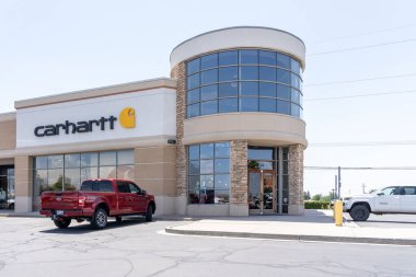 Carhartt, 23 Haziran 2023 'te Murray, Utah, ABD' de bir giyim mağazasında çalışıyor. Carhartt engebeli, iş kıyafeti, ayakkabı ve aksesuar perakendecisi..