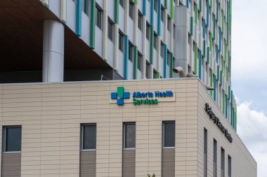 Alberta Sağlık Hizmetleri logosu ve Calgary, Alberta, Kanada 'daki Calgary Kanser Merkezi binasına 3 Temmuz 2023' te imza atmış.. 