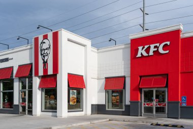 Binanın üzerindeki KFC logosu ABD 'nin Utah eyaletindeki Salt Lake City' deki World 's First KFC (Kentucky Fried Chicken) restoranında. 24 Haziran 2023. KFC bir Amerikan fast food restoran zinciri..