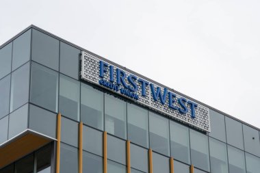 Langley Township, British Columbia, Kanada 'daki ilk Batı Kredi Birliği ofisi. 10 Temmuz 2023. First West Credit Union Kanada 'da bir kredi birliği..