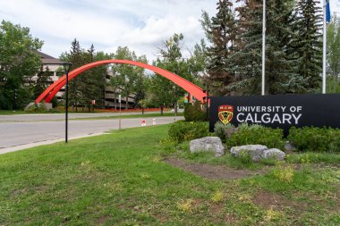 Calgary Üniversitesi, Kanada 'nın Alberta şehrindeki kampüste 3 Temmuz 2023' te tabela astı. Calgary Üniversitesi bir kamu araştırma üniversitesidir.. 