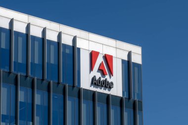 25 Haziran 2023 'te ABD' nin Lehi şehrindeki yeni kampüsünün Adobe logosunu kapatın. Adobe Inc., ABD 'li çok uluslu bilgisayar yazılım şirketidir..