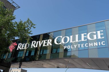 Winnipeg, Manitoba, Kanada 'daki binanın üzerinde 20 Temmuz 2023 tarihli Red River Üniversitesi Politeknik tabelası var. Red River College Polytechnic uygulamalı öğrenim ve uygulamalı araştırma enstitüsüdür.. 