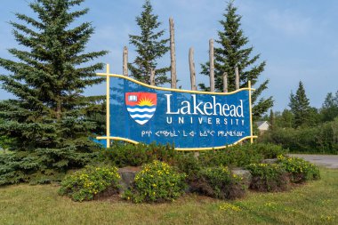 Lakehead Üniversitesi tabelası Thunder Bay, Ontario, Kanada 'da 22 Temmuz 2023' te kampüste görüldü. Lakehead Üniversitesi Kanada 'da bir devlet üniversitesidir.