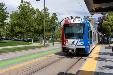 UTA TRAX hafif tren istasyonu Salt Lake City, Utah, ABD 'de - 28 Haziran 2023. TRAX, Utah 'taki Salt Lake Vadisi' nde bulunan bir hafif demiryolu sistemidir.