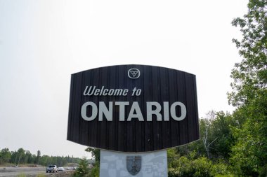 Ontario, Kanada 'daki Ontario tabelasına hoş geldiniz - 21 Temmuz 2023. Ontario, Kanada 'nın doğu kesiminde il..
