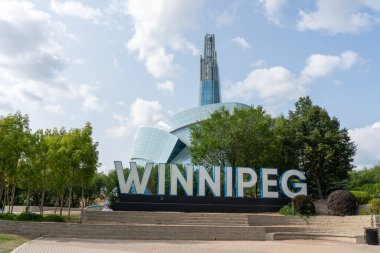 Winnipeg, Manitoba 'da Kanada İnsan Hakları Müzesi' nin arka planında WINPEG İmza, 20 Temmuz 2023.