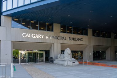 Calgary, Alberta, Kanada 'daki Calgary Belediye Binası, 3 Temmuz 2023. Calgary Belediye Binası (İngilizce: Calgary Municipal Building), Calgary şehrinin yerel yönetim merkeziydi.. 