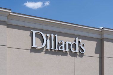 Salt Lake City, Utah, ABD 'deki binadaki Dillards tabelasını kapatın. 23 Haziran 2023. Dillard 's Inc. lüks bir Amerikan mağaza zinciri.