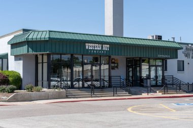Salt Lake City, Utah, ABD 'deki Western Nut Company mağazası - 27 Haziran 2023. Batı Fındık Şirketi meyve, tohum, çikolata, şeker, fındık ürünleri ve hediyeler sunan bir çevrimiçi mağazadır.