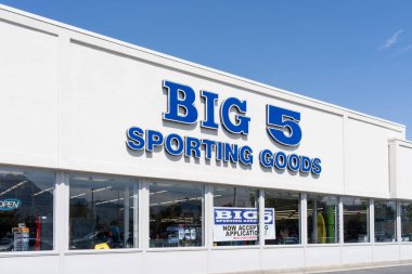 Murray, Utah, ABD 'deki Büyük 5 Spor Malzemeleri mağazası, 23 Haziran 2023. Büyük 5 Spor Malzemeleri bir spor malzemeleri perakendecisi..