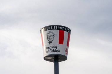 Dünya 'nın İlk KFC' si, Kentucky Fried Chicken, Salt Lake City, Utah, ABD 'de restoran kovası tabelası. 24 Haziran 2023. KFC bir Amerikan fast food restoran zinciri.. 