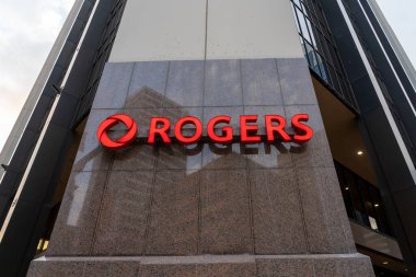 Rogers logosu 3 Temmuz 2023 'te Altius Centre, Calgary, Alberta, Kanada' daki şirket binasının logosunu imzaladı. Rogers Communications Inc., Kanadalı iletişim ve medya şirketi..