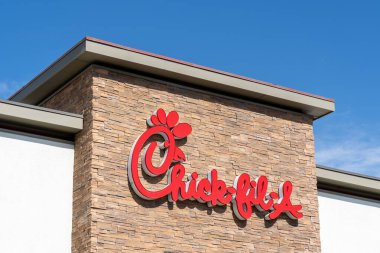 23 Haziran 2023 'te Utah, Salt Lake City' deki binanın üzerindeki Chick-fil-A amblemini kapatın. Chick-fil-A, bir Amerikan fast food restoran zinciri..