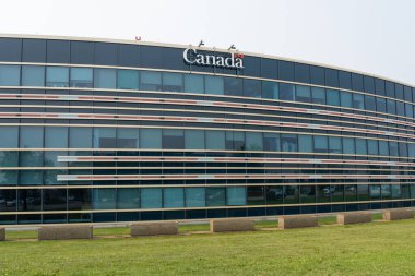 Binada Kanada Hükümeti logosu var. Edmonton, Alberta, Kanada - 14 Temmuz 2023. Kanada hükümeti, Kanada 'nın federal yönetiminden sorumludur..