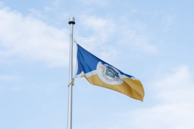 Mavi gökyüzü arkaplanlı Winnipeg bayrağı. Winnipeg, Kanada 'nın Manitoba eyaletinin başkentidir..