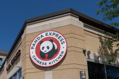 Binanın üzerinde Panda Express logosu var. Salt Lake City, Utah, ABD, 24 Haziran 2023. Panda Express, Amerikan Çin mutfağında uzmanlaşmış bir fast food restoran zinciri.