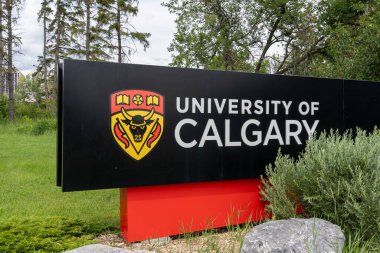 Calgary Üniversitesi, Kanada 'nın Alberta şehrindeki kampüste 3 Temmuz 2023' te tabela astı. Calgary Üniversitesi bir kamu araştırma üniversitesidir..