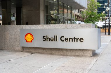 3 Temmuz 2023 'te Kanada' nın Calgary kentindeki Shell Center 'ın dışında. Shell Center 33 katlı, 140 metre ofis kulesi..