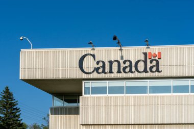 Binanın üzerindeki Kanada Hükümeti sembolünü kapatın. Sudbury, On, Kanada, 23 Temmuz 2023.