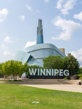 Winnipeg, Manitoba 'da Kanada İnsan Hakları Müzesi' nin arka planında WINPEG İmza, 20 Temmuz 2023.
