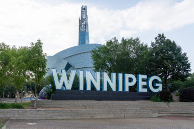 Winnipeg, Manitoba 'da Kanada İnsan Hakları Müzesi' nin arka planında WINPEG İmza, 20 Temmuz 2023.