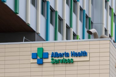 Alberta Sağlık Hizmetleri logosu ve Calgary, Alberta, Kanada 'daki Calgary Kanser Merkezi binasına 3 Temmuz 2023' te imza atmış..