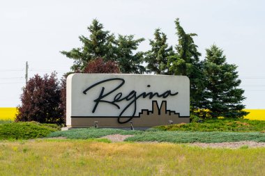Regina, Saskatchewan, Kanada 'ya hoş geldin tabelası 17 Temmuz 2023. Regina Saskatchewan 'ın başkentidir..