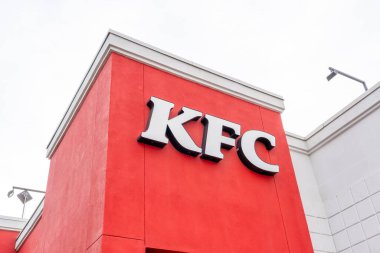 ABD 'nin Utah eyaletinin Salt Lake City kentindeki World' s First KFC (Kentucky Fried Chicken) restoranında bulunan binanın üzerindeki KFC logosunu kapatın. 24 Haziran 2023. KFC bir Amerikan fast food restoran zinciri..