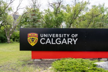 Calgary Üniversitesi, Kanada 'nın Alberta şehrindeki kampüste 3 Temmuz 2023' te tabela astı. Calgary Üniversitesi bir kamu araştırma üniversitesidir..