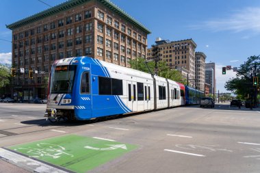 UTA TRAX treni Salt Lake City şehir merkezinde, Utah, ABD - 24 Haziran 2023. TRAX, Utah 'taki Salt Lake Vadisi' nde bulunan bir hafif demiryolu sistemidir.