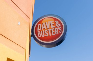 Dave ve Buster 'ın logosu Salt Lake City, Utah, ABD - 27 Haziran 2023. Dave and Buster 's bir zincir restorandır. Amerikan yemekleri ve atari oyunları için spor barı tarzı bir ortam sunar..