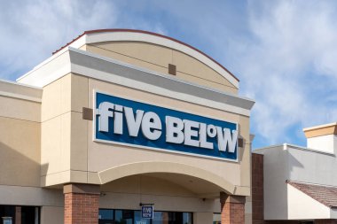 Salt Lake City, Utah, ABD 'de 23 Haziran 2023' te bulunan binanın alt katındaki dükkan tabelasını kapatın. Five Aow Inc., Amerika 'da indirimli indirimli satış mağazaları zinciri..